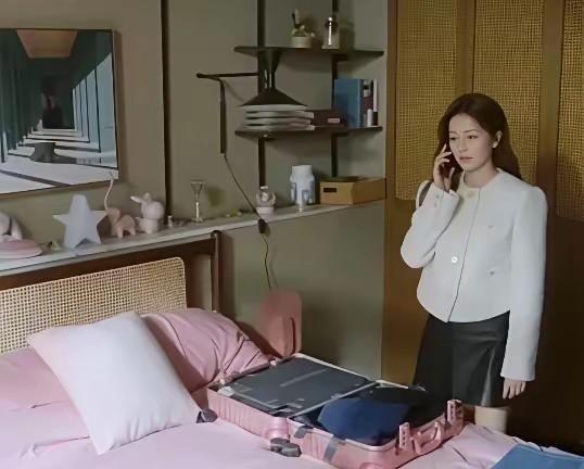 不知道大家发现没，在很多电视剧和电影中，每当剧情中需要用行李箱收拾衣服的时候，演