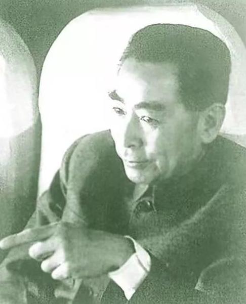 1959年1月12日，周恩来从广州乘飞机回京途中路过淮安上空，与机长袁桃园协商：