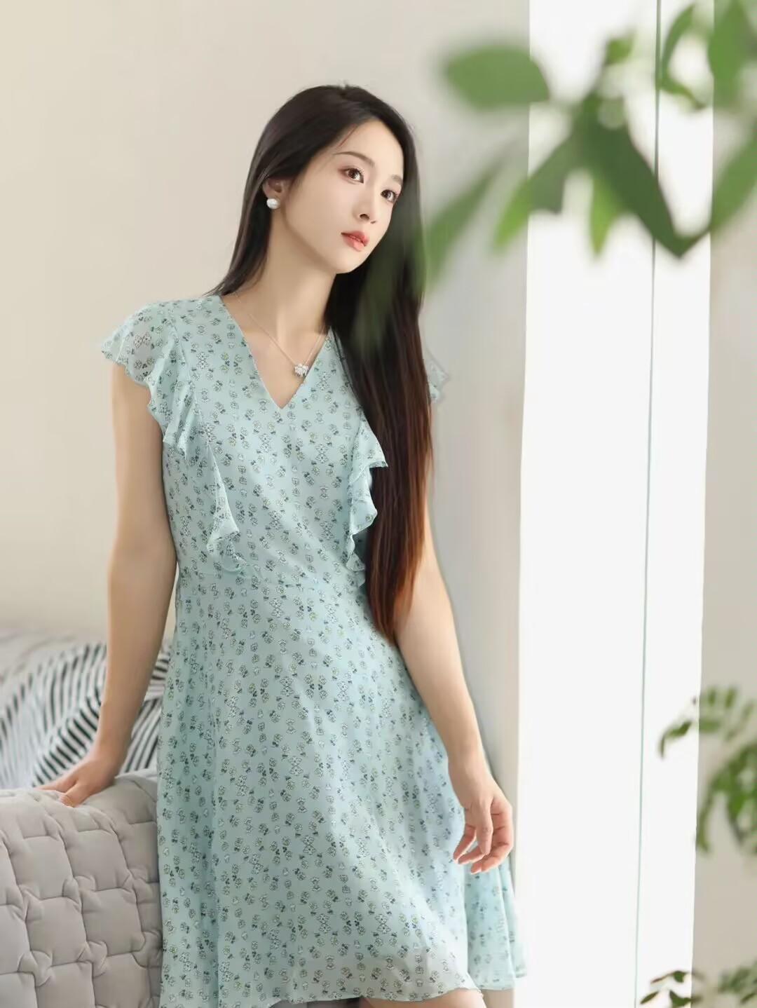 清新蓝裙，优雅气质，自然光下更显动人。女生的一条丝袜可以穿多久呢高跟丝袜甜美