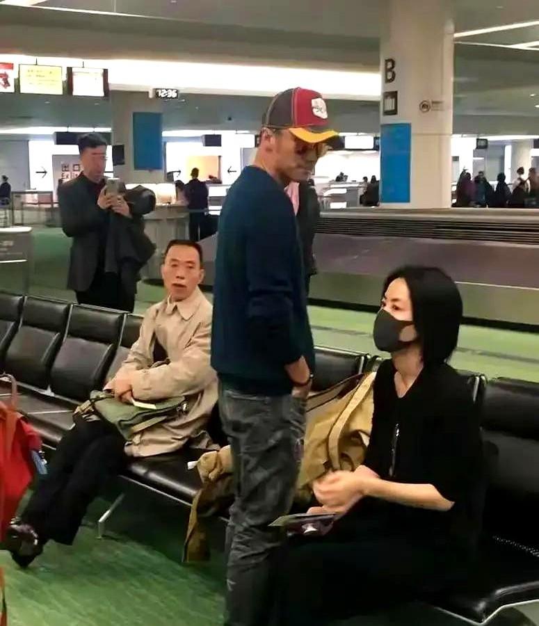 王菲这种“松垮感”，普通人真学不来。最近她和谢霆锋又被拍了，55岁，穿着像睡