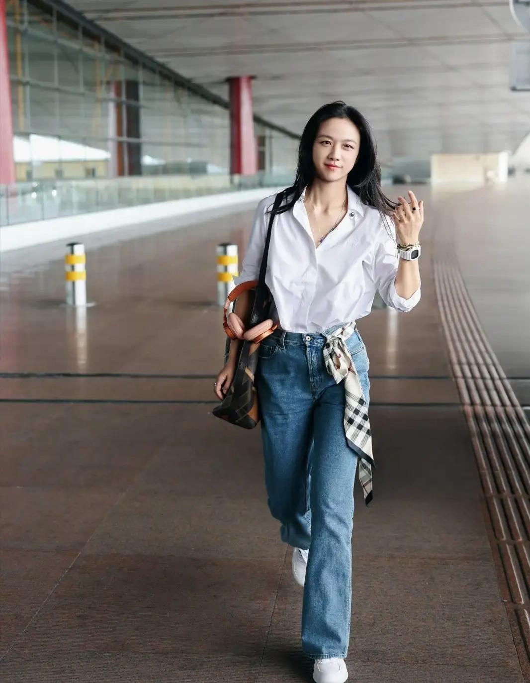 这姐的状态也太好了吧，谁看得出来她是79年的啊。这身打扮清爽时尚又减龄。脸也是光