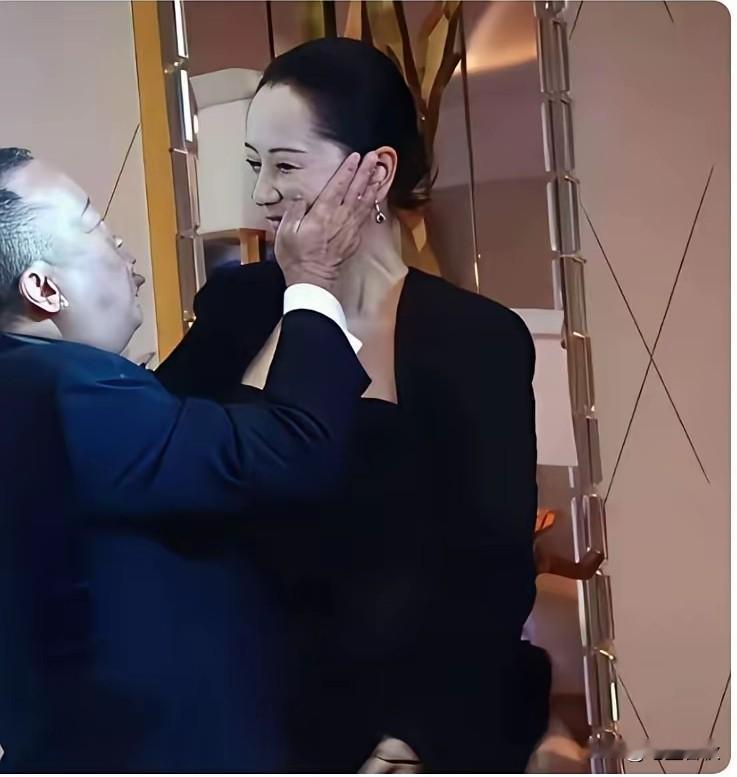 曾志伟抬手抚上海清的脸颊，海清没有躲开，这一幕实在让人摸不着头脑！这是曾志伟和海清二人同框时发生的场