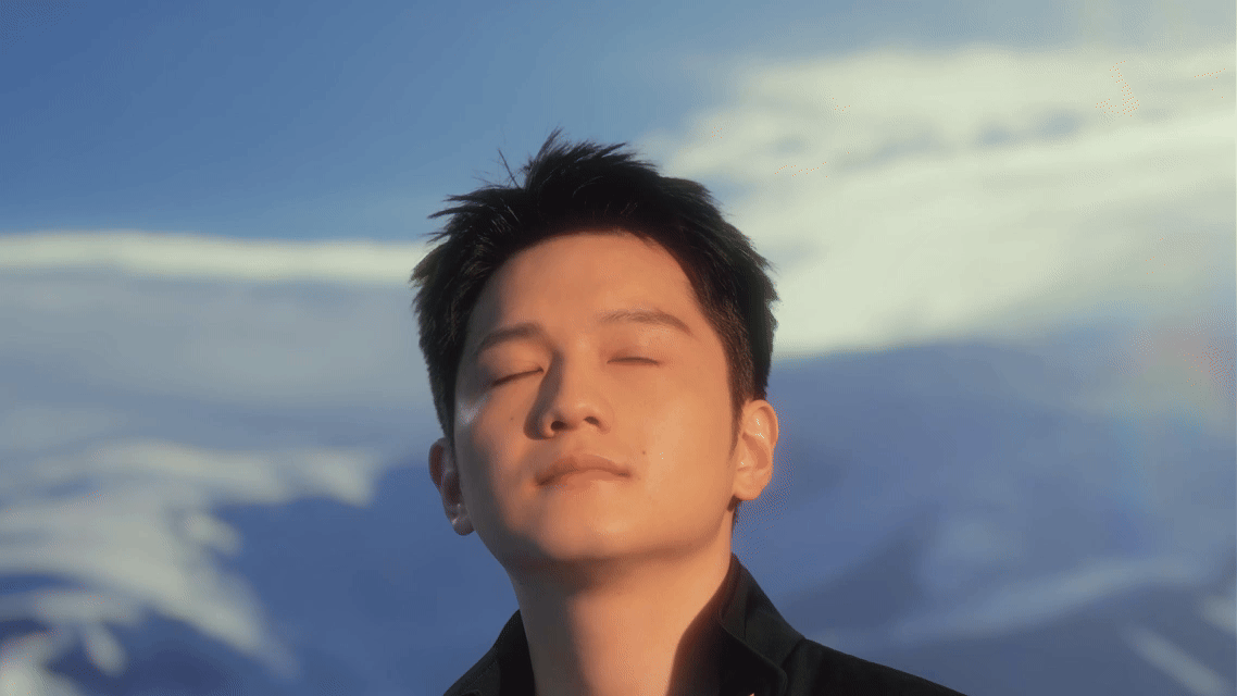 樊振东新状态凯迪拉克这组TVC把樊振东拍出了新高度！镜头里手握方向盘那一刻，樊振