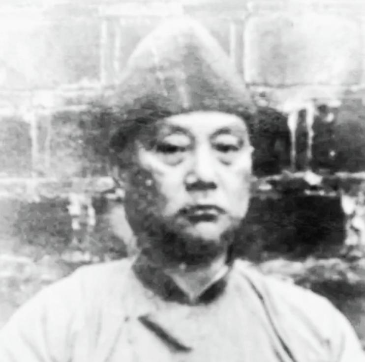 1950年，国军中将周磐被俘，因罪大恶极，被判死刑，为了活命，周磐语出惊人：“别