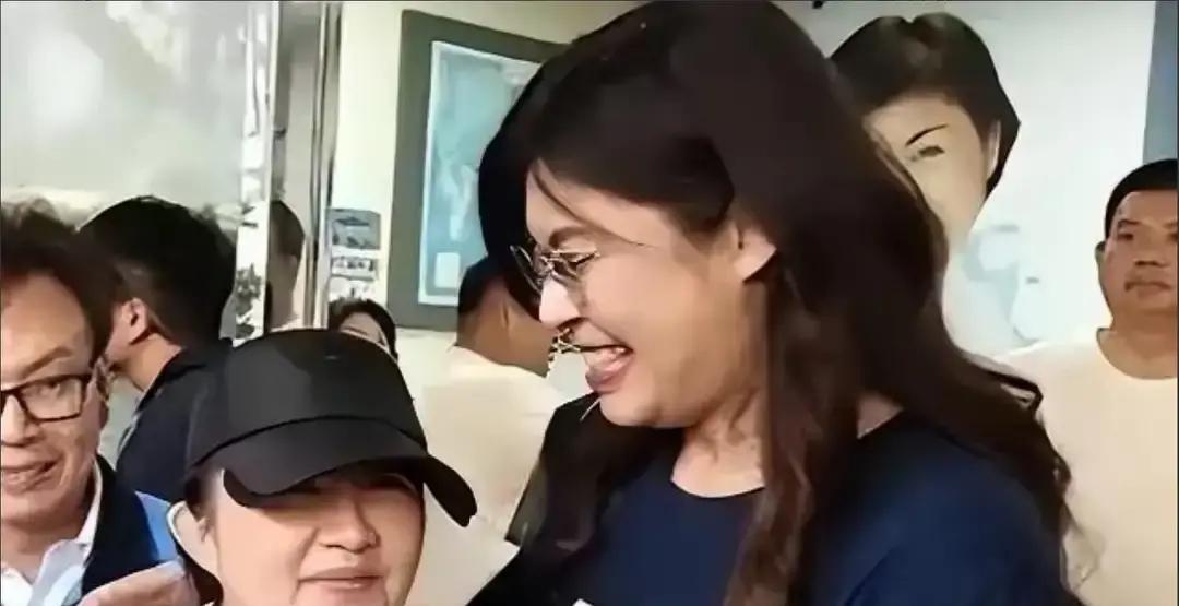 高雄女孩黄渝绣十六岁时在直播中慷慨激昂地扬言要“手撕解放军”，如今在杭州的大学校