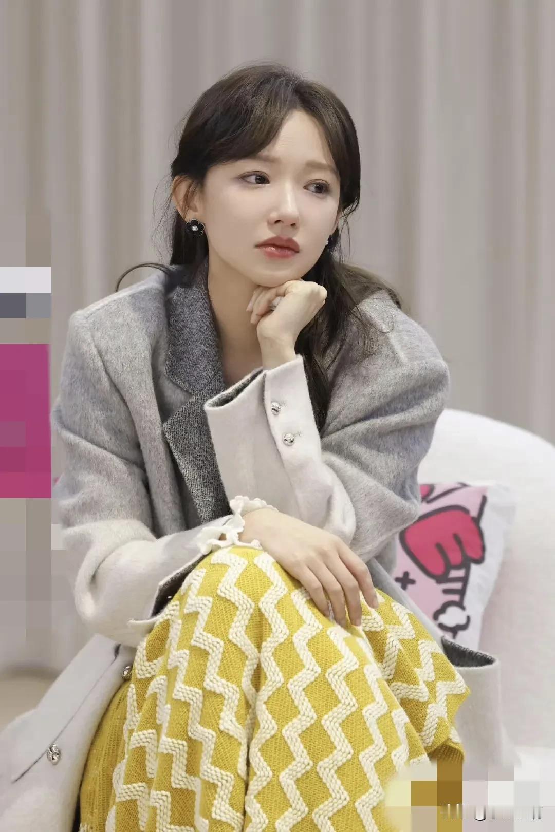 不快乐的妈妈养不出快乐自信的女儿，代入程潇视角真的会哭。爸爸从小就缺席了家庭生活