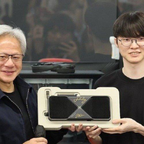仁勋见Faker，一张显卡喊出100万美元！结果全网酸了：他白送给了一个正在上网