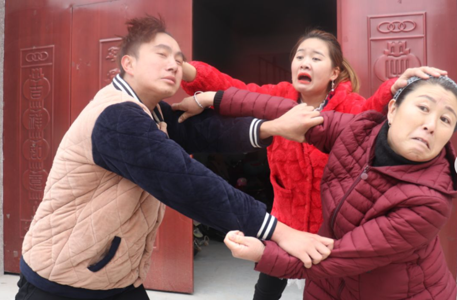 昨天晚上女儿和女婿当着我面大吵一架，摔了个玻璃杯，碎片溅到我脚边时，我还攥着刚热