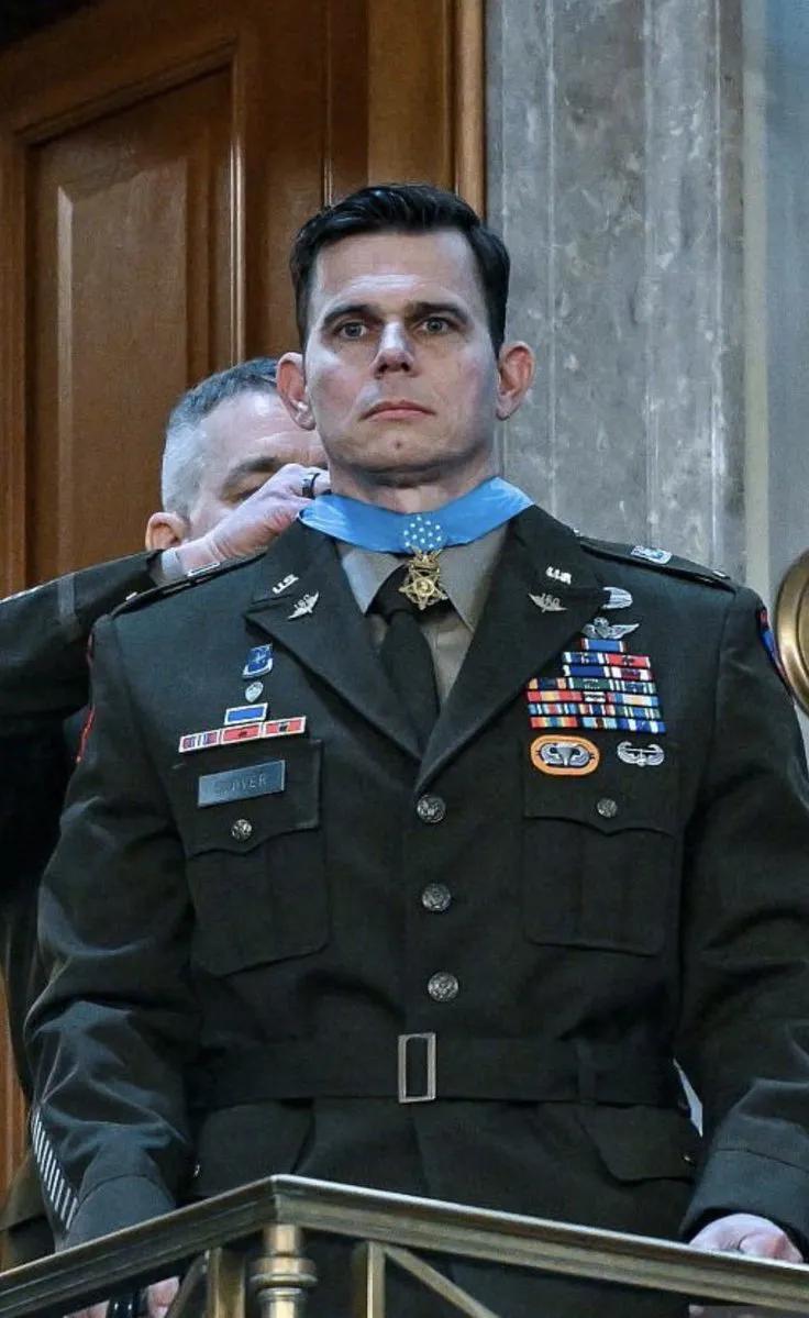 这哥们是美国陆军五级准尉，该级别在陆军技术军官体系中属于顶级专家。不用细说他