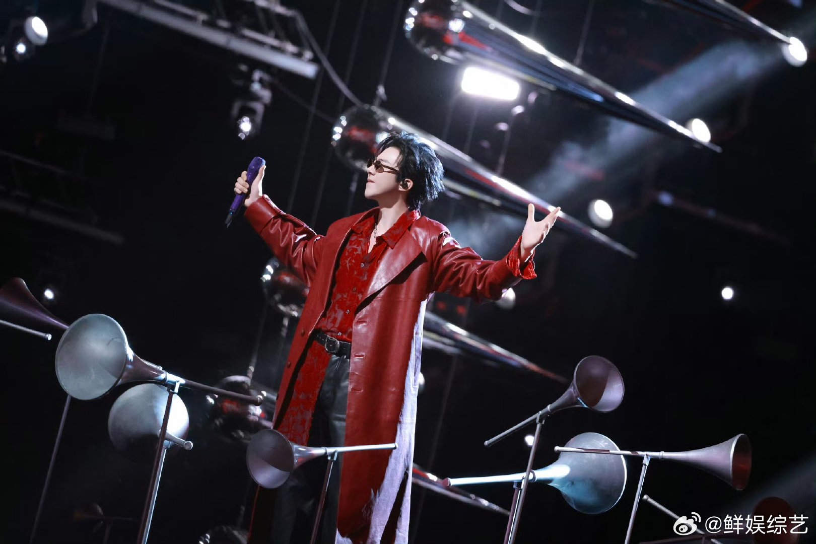 刘宇宁又在飞机上撞头了每次坐飞机都要和机舱天花板斗智斗勇，刘宇宁这波撞头属实是