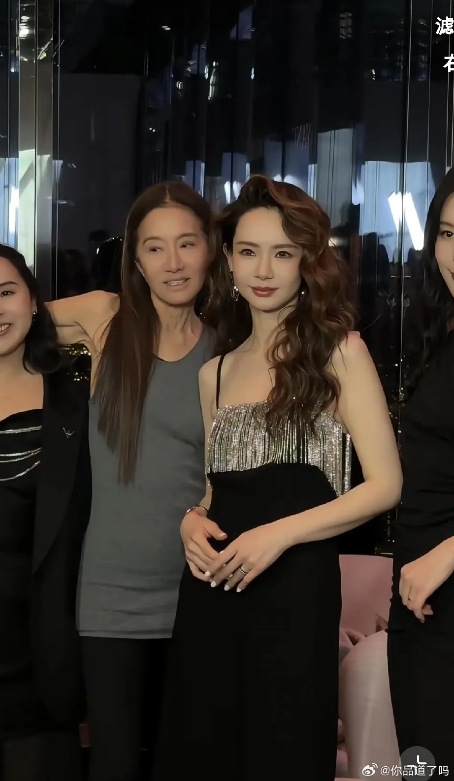 戚薇现身美国纽约，和“婚纱女王”王薇薇同框出席某品牌发布会，现场美女云集，戚薇也