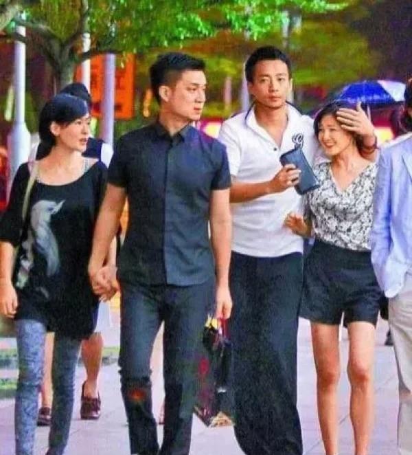 真的，她要养好多人，她妈和她大姐是没工作的，大姐夫好像也没有（之前大小s出钱给