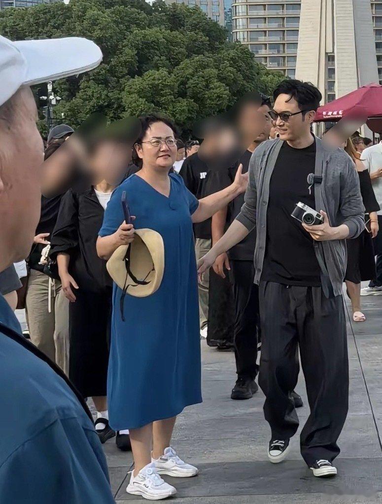 55岁张智霖在上海外滩被偶遇，身着打扮时尚，路人缘看着真好啊，怪不得袁咏仪非他不嫁​