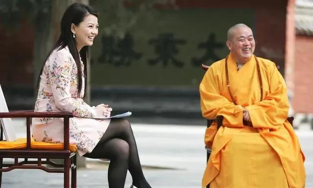 一位是主持人，一位是少林方丈，一个穿着黑丝袜，一个穿着袈裟，大家不觉得这两个人在