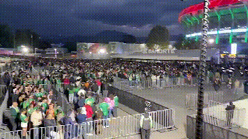 今年的世界杯有点担忧，看看墨西哥对葡萄牙的比赛，开赛前15分钟还有那么多的球迷堵