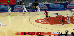 徐昕开局两次造成周琦犯规，外教敢给彰华非机会，周琦靠扣篮发泄火气在麦基取代