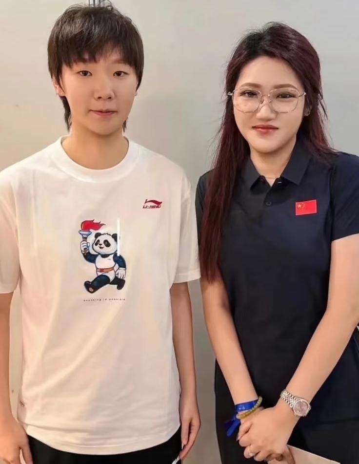 闫安老婆去追星求合照问闫安看见孙颖莎能不能捏脸闫安说现在她已经不是小朋友了，