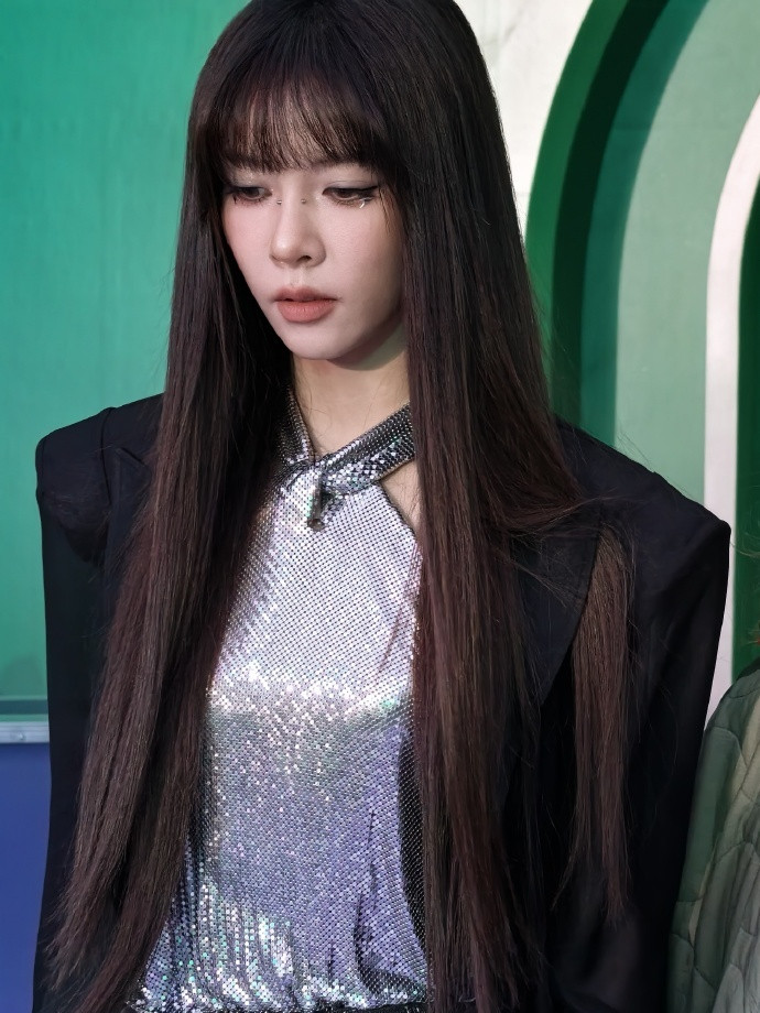 宋妍霏生图宋妍霏用实力证明了生图也能美得惊人。元旦当天的上海活动现场，她的状态