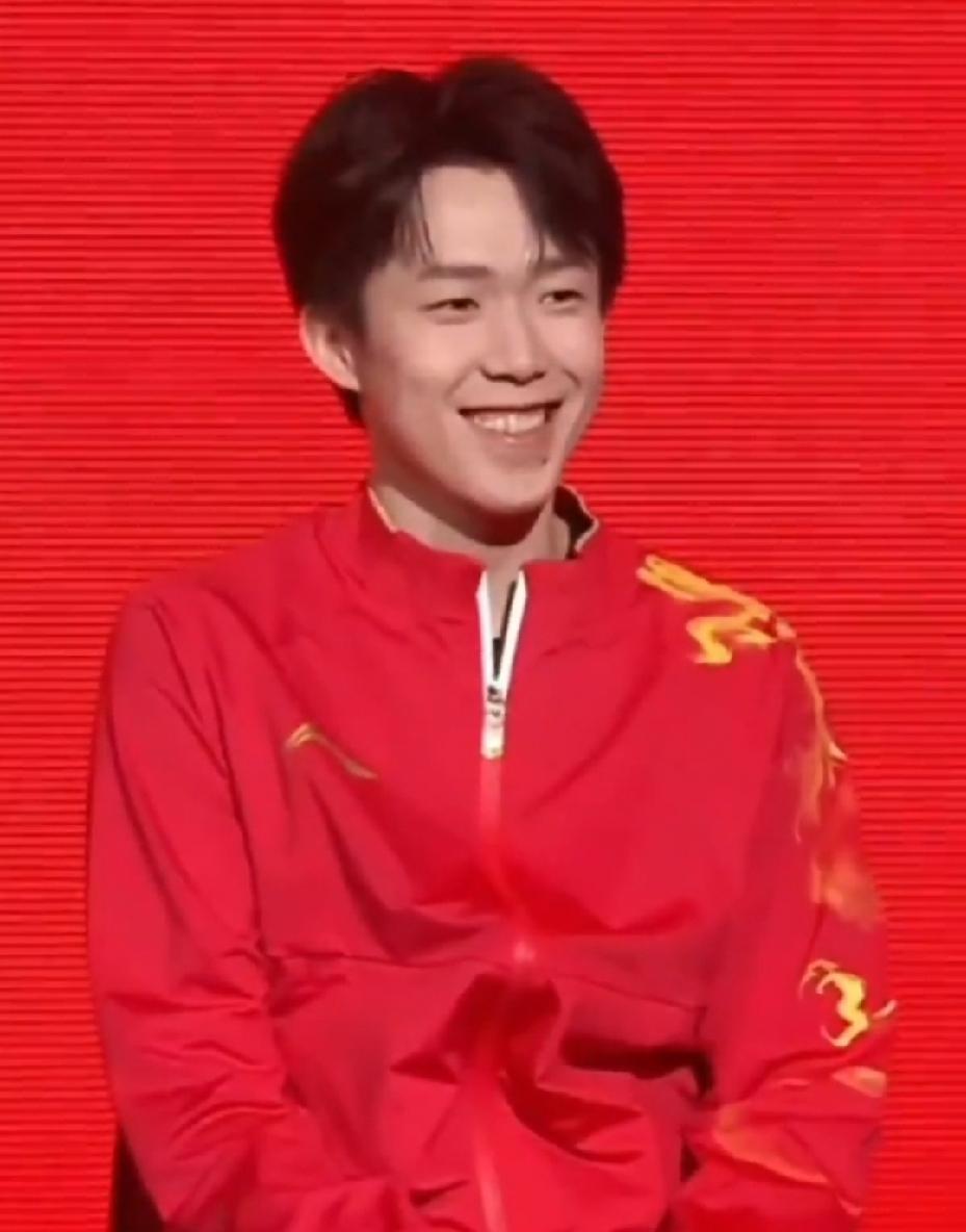爱笑的人运气一定不会差看着他的笑颜我心里也乐开了花追光的人，只跟自己较劲扛