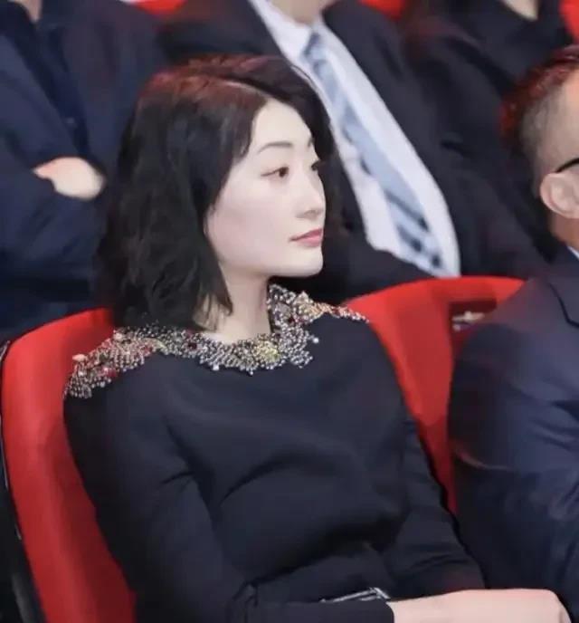 杜建英如果是想赢宗馥莉应该是很难吧，毕竟大小姐有网友们的支持，甚至有人说；如果杜