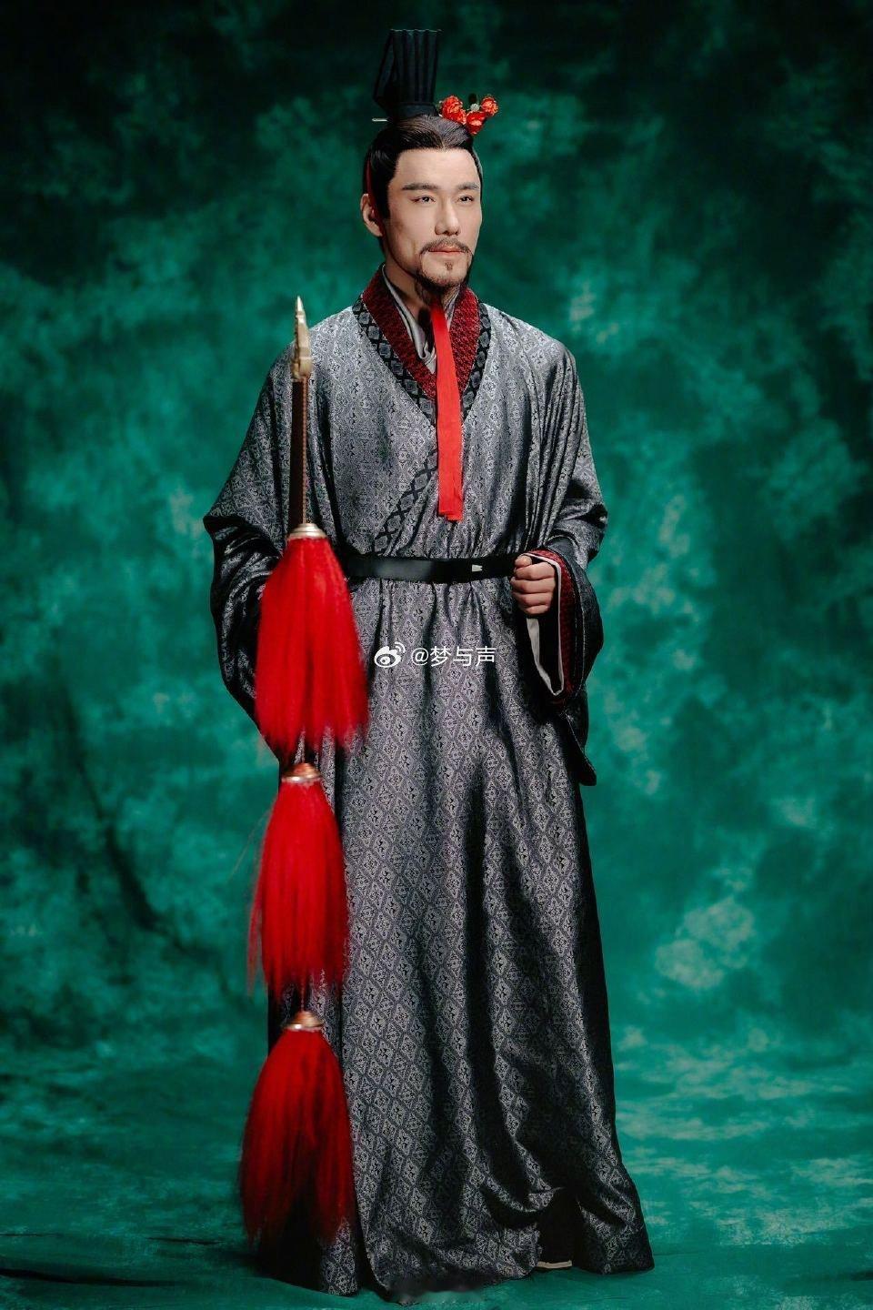 胡兵是春晚仿生机器人吗冻龄颜值+完美身段，胡兵状态好到不真实，难怪被怀疑是春晚