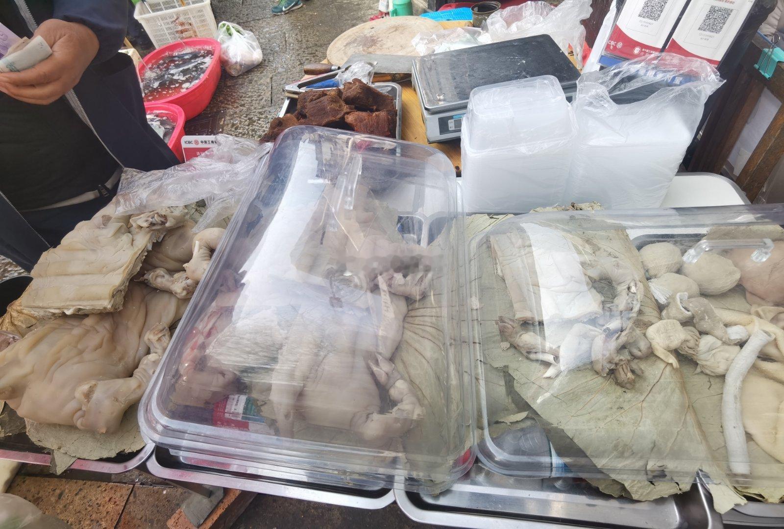 在府山早市买了一只“道墟蒸羊肉”的小羊腿，九两110元，我妈说“买贵了”，但味道