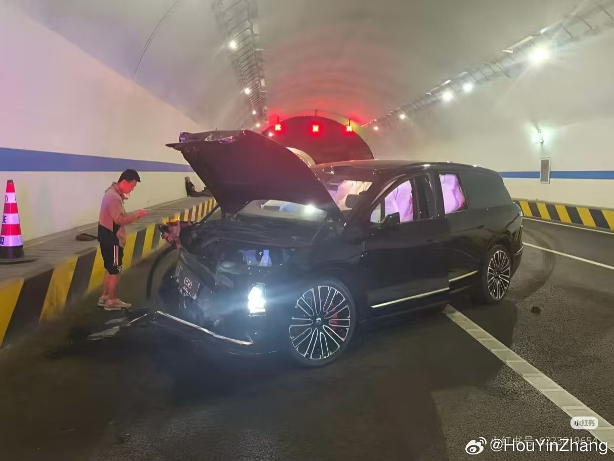 卧槽。新ES8首撞​​​