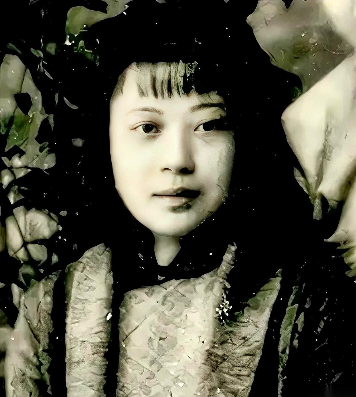 脸上全是血，眼窝是空的。日本兵以为她死了，拖着她往村外走。就在那一刻，那具“