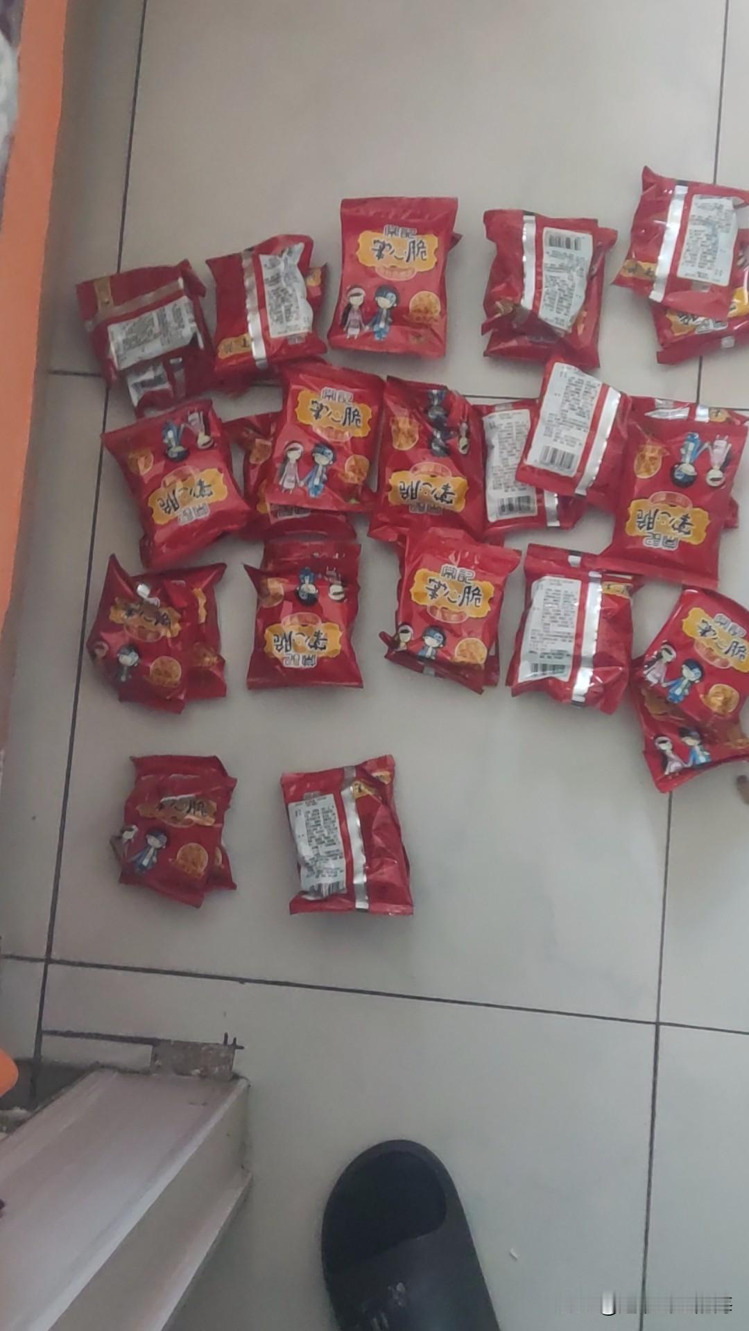 那点小聪明都用在这上头了吗？最近我在拼多多买了50包干脆面，拆箱一数，居然只有