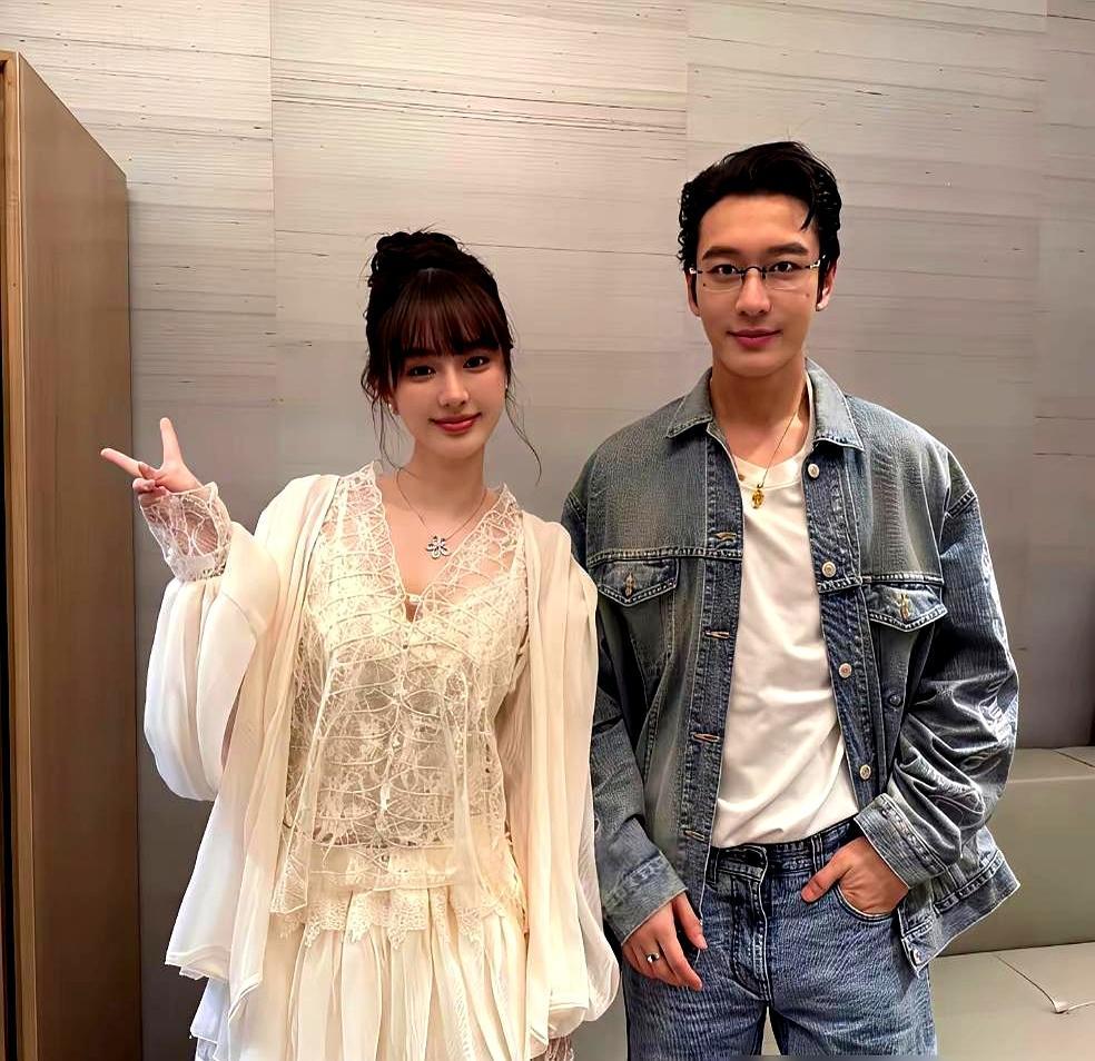 黄晓明的择偶审美，真的是焊死了半点儿没动过。2月底有人在新加坡环球影城偶遇