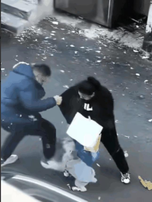 “这样的儿子还不如一条狗！”大街上，儿子和母亲不知道因为什么事情在外面起了争执，