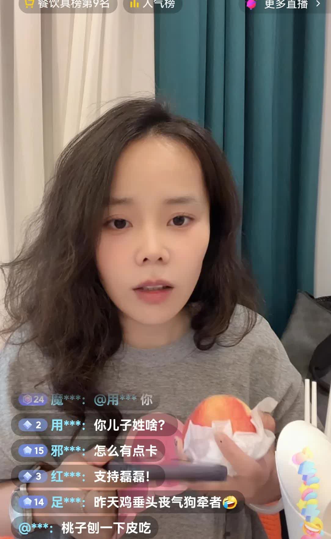磊磊开播了，直播间一会涌进了上万人。磊磊看到这么多人进来也很高兴，大家都让她