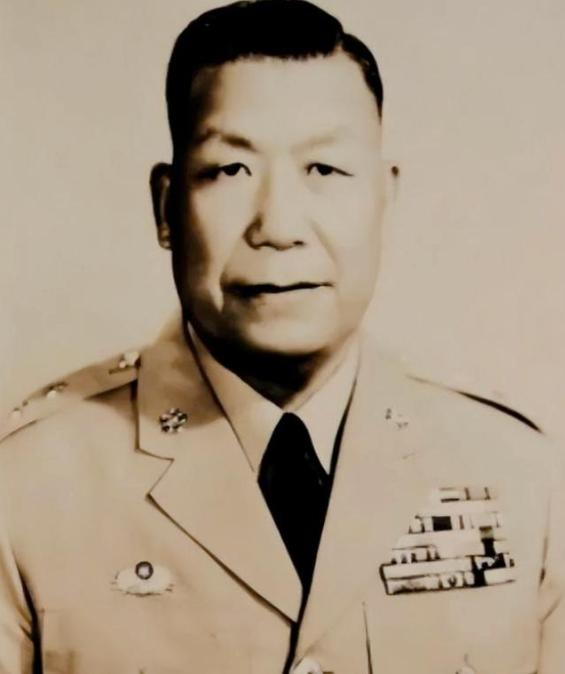 1949年，蒋介石下令炸毁青岛，刘安祺接令后没吭声。关上门把亲信叫进来，只说了一
