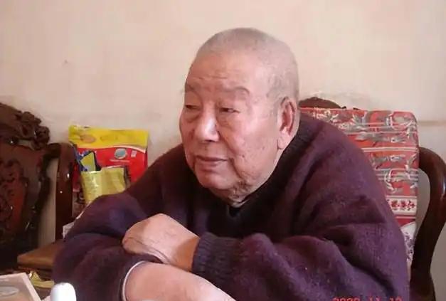 1951年，已经饿了3天的唐满洋，趁着夜色率部爬上了美军580.7高地，谁知上面