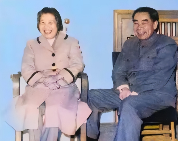 建国初，周总理夫妇在西花厅的一张合影，二人的笑容可亲！1952年，有一张周