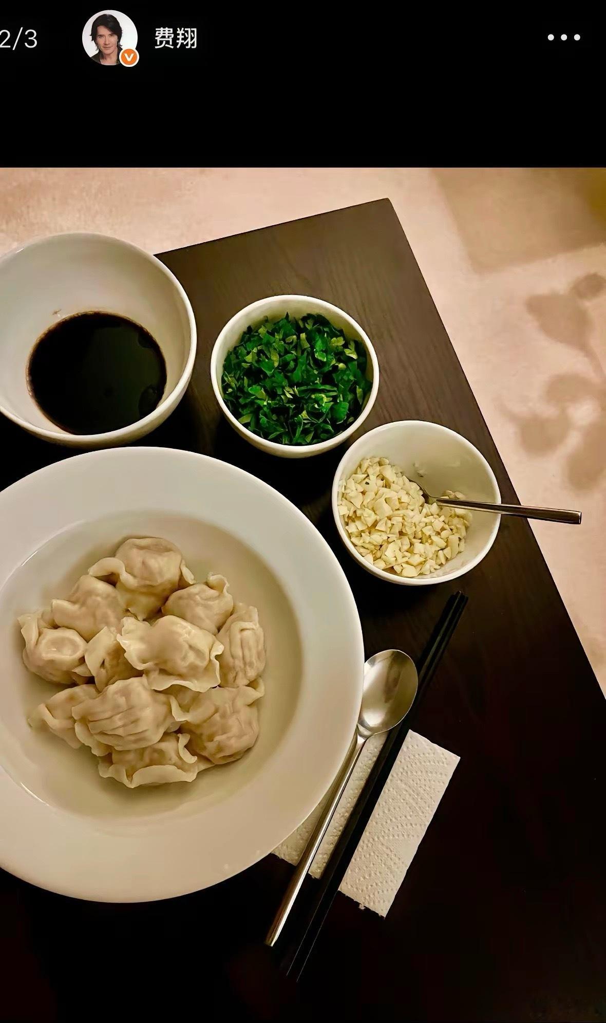 费翔春节吃饺子，这餐盘摆放也很西方！