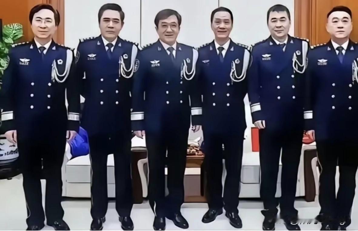 看到这张照片，感觉蒋勤勤找老公的眼光一点都不差！六人站在一起，一眼就看到了陈