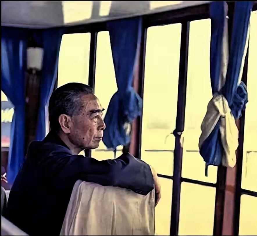 1973年，地点上海，那年，75岁周恩来总理身患重病，身体消瘦，体重下降，他没停