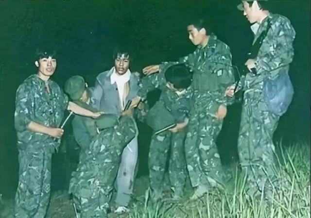 1986年，年仅17岁的战士孟宪伟满身是血，胸口插着钢刀，硬是一步步走到了我军军