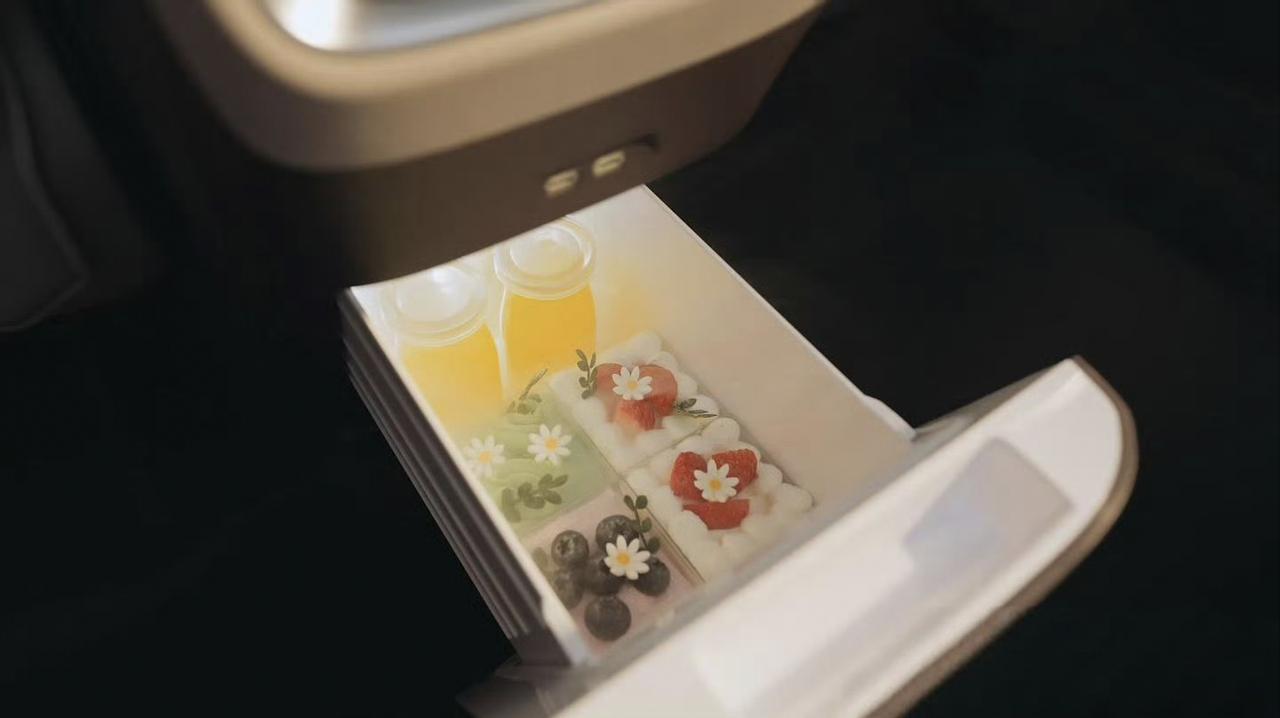 别克至境E7的内饰曝光了，从图中可以看出一些端倪来：图1：副驾是伊姆斯零重力