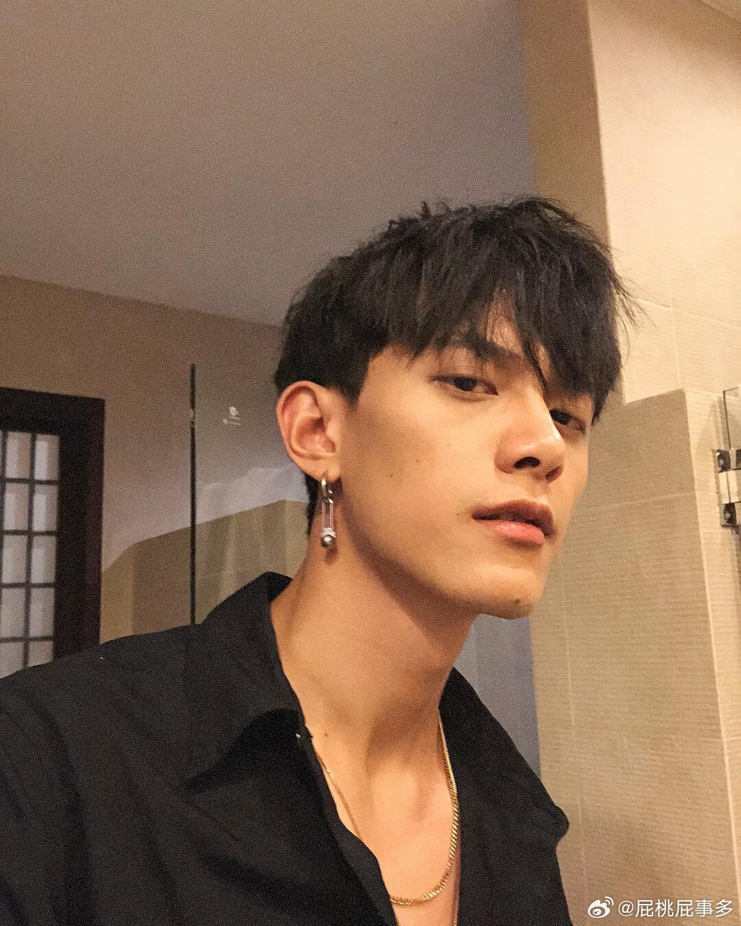 8年前刚出道的邓凯考古到八年前刚出道的邓凯，感觉出道以来到现在都没怎么变样，还是