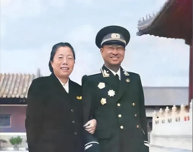1955年授衔后，陈赓直奔西花厅，只为兑现多年承诺一张1955年的合影里，陈赓