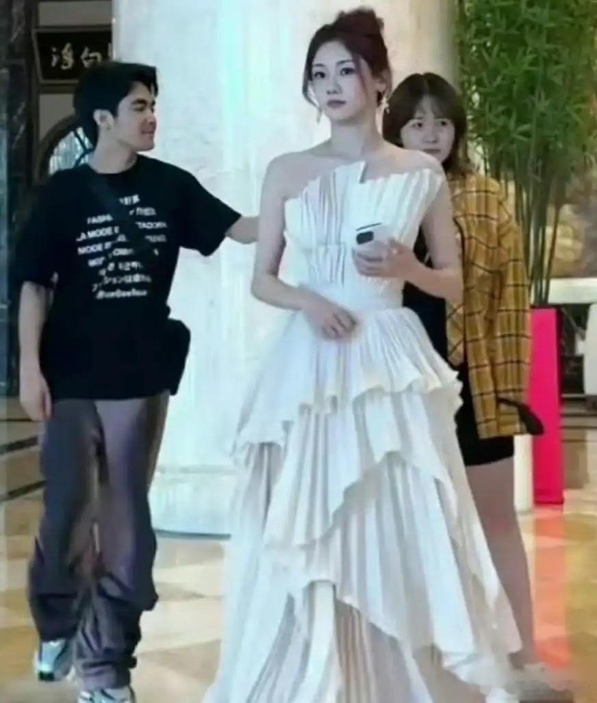 苗苗是我见过唯一一个，生了三个孩子，身上却没有一丝妈味儿人