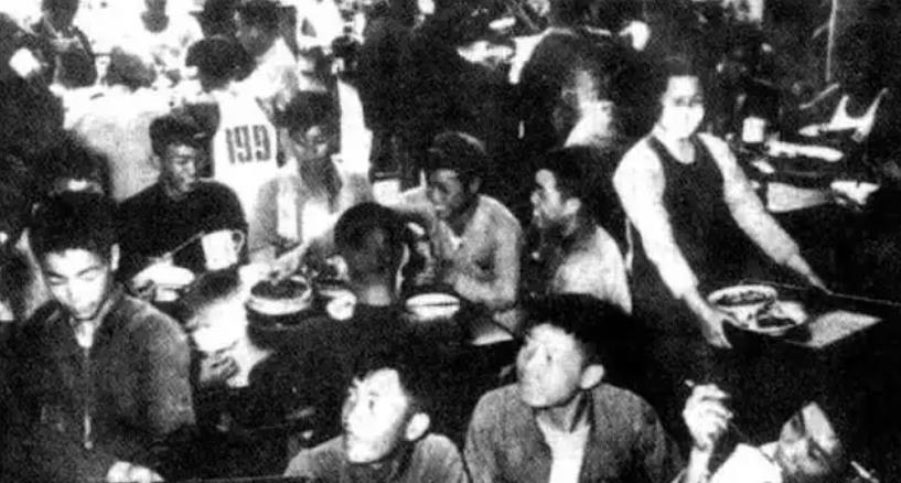 1954年夏天，大生源油厂炊事员毛善庆创造了历史记录：出饭率达到了惊人的四斤一两