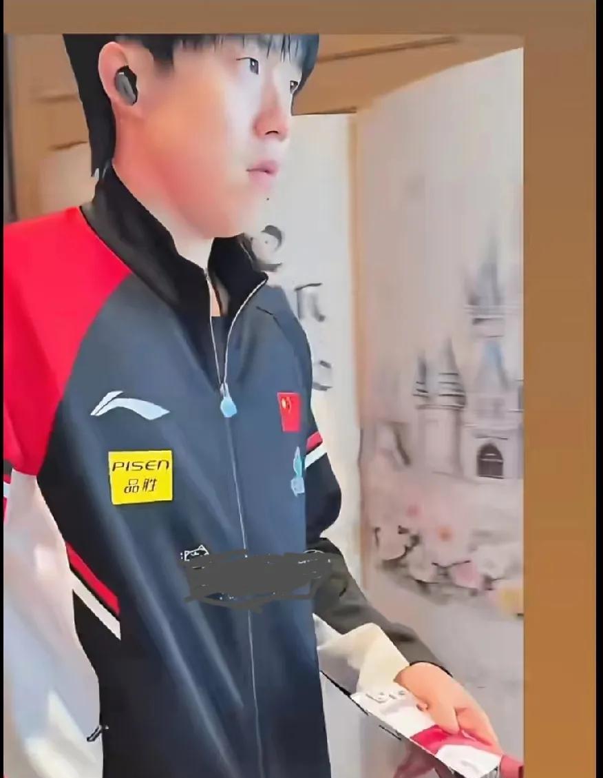 被莎莎的小机灵狠狠可爱到了刷到国乒在美国大满贯早餐路透，王楚钦进门还得掏牌确认