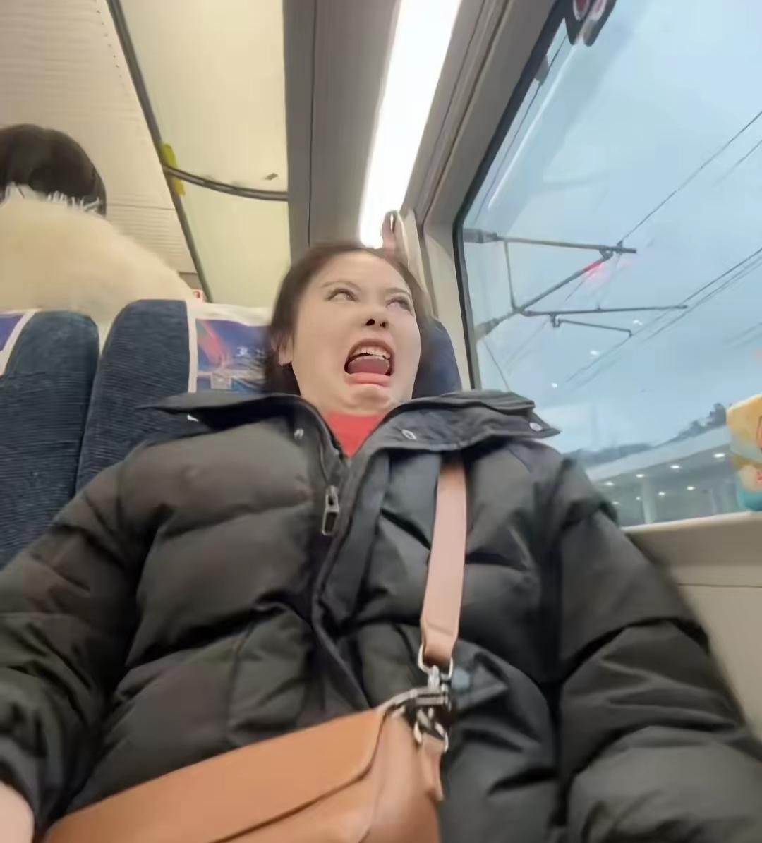 2026年3月初，一位大姐坐高铁本想打个盹，邻座大哥一坐下就抖腿，像装了小马达。