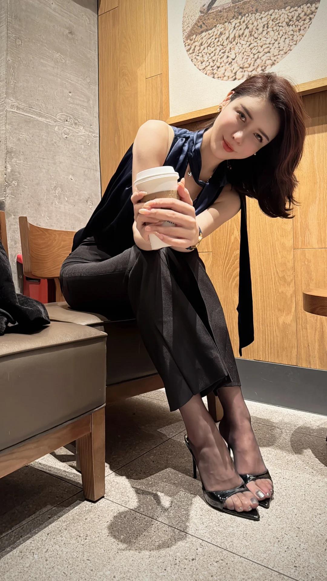 悠闲午后，咖啡相伴，享受宁静时光。