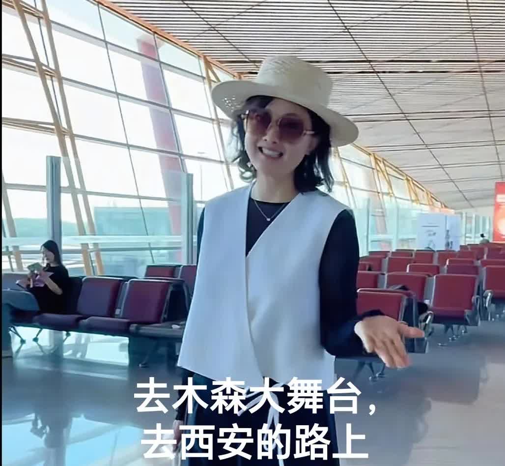 演员牛莉居然现身木森大舞台！印象里她一直是春晚小品的常客，好评，和冯巩、小品春晚