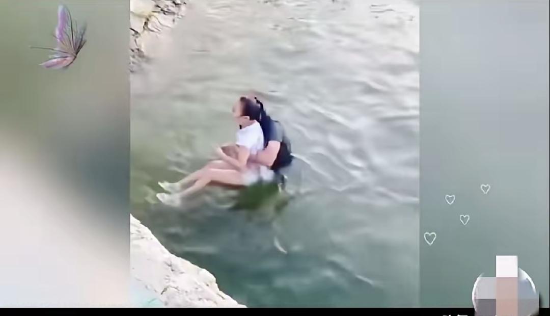 那天钓鱼佬在江边钓鱼，突然听见呼救声。两个小孩掉水里了，他二话不说跳下去把人拉上