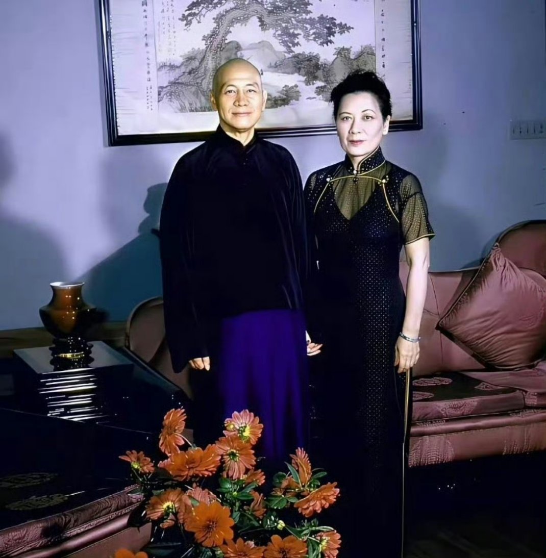 宋美龄不把属下当人。一次在日月潭，随从护士C小姐自身重感冒、头疼欲裂，但仍强撑着